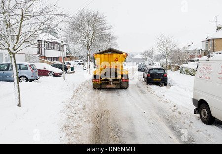 Un camion saleuses étend sel de voirie sur une route enneigée en Angleterre. Banque D'Images