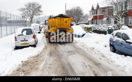 Un camion saleuses étend sel de voirie sur une route enneigée en Angleterre. Banque D'Images