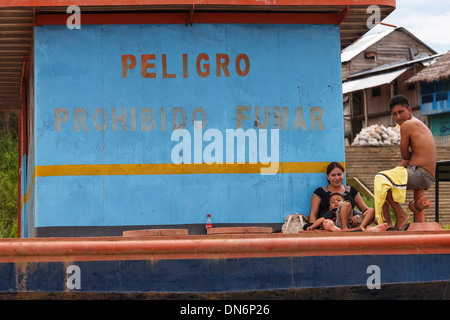 Gas station voile, Caballococha, fleuve Amazone, Loreto, Pérou Banque D'Images