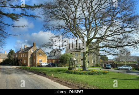 Barton-sur-le-village Bruyère au printemps, dans le Warwickshire, en Angleterre. Banque D'Images