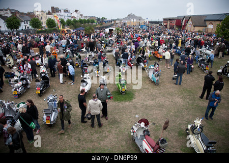 Les scooters se sont réunis à l'île de Wight 2013 Bank Holiday Août Rallye Scooter Banque D'Images
