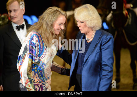 Londres, Royaume-Uni. Dec 19, 2013. Son Altesse Royale la duchesse de Cornouailles, Présentation de l'Brooks-Ward Raymond Memorial Trophy par S.A.R. la duchesse de Cornwall à Louise Saywell à Kensington Olympia de Londres, le 19 mars 2014, Photo de voir Li/Alamy Live News Banque D'Images