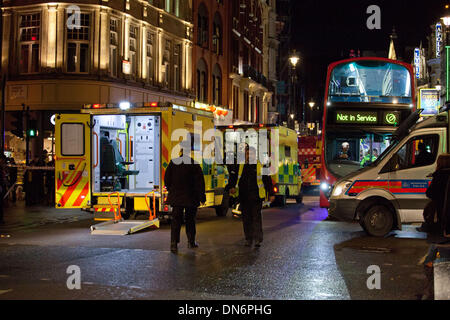 Londres, Royaume-Uni. Dec 19, 2013. Les services d'urgence travaillent en dehors de l'Apollo Theatre où une partie du plafond s'était effondré et blessé un grand nombre de personnes. Credit : Nelson Pereira/Alamy Live News Banque D'Images