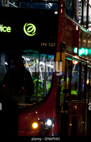 Londres, Royaume-Uni. Dec 19, 2013. Certains des blessés amateurs de théâtre ont été emmenées par un bus de Londres. Credit : Nelson Pereira/Alamy Live News Banque D'Images