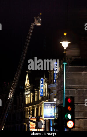 Londres, Royaume-Uni. Dec 19, 2013. Une grue est utilisée par la London Fire Brigade d'inspecter le toit de l'Apollo Theatre. Credit : Nelson Pereira/Alamy Live News Banque D'Images