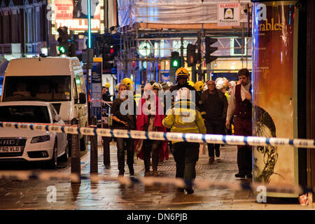 Londres, Royaume-Uni. Dec 19, 2013. Les blessés sont conduits à l'égard de la sécurité après le toit de l'Apollo Theatre de Londres s'effondre à Shaftsbury Avenue blessant plus de 80 personnes. Credit : Pete Maclaine/Alamy Live News Banque D'Images