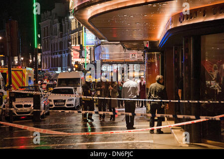 Londres, Royaume-Uni. Dec 19, 2013. Les blessés sont conduits à l'égard de la sécurité après le toit de l'Apollo Theatre de Londres s'effondre à Shaftsbury Avenue blessant plus de 80 personnes. Credit : Pete Maclaine/Alamy Live News Banque D'Images