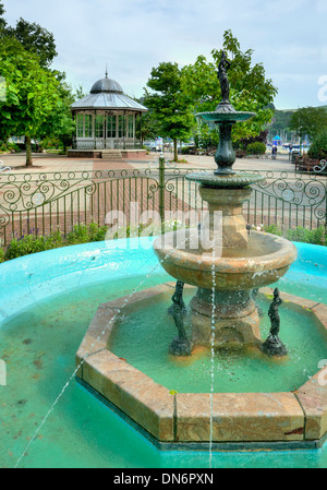 La fontaine et le kiosque à musique à Dartmouth Park, Devon, Angleterre. Banque D'Images