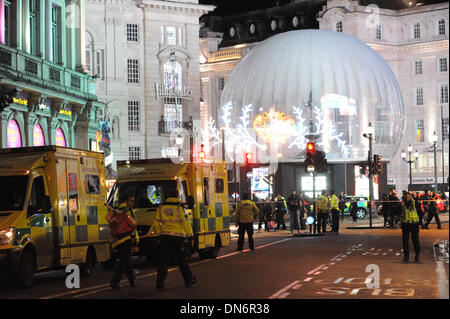 Shaftesbury Avenue, Londres, Royaume-Uni. 19 décembre 2013. Les agents de police et pompiers sur la scène de l'Apollo Theatre s'effondrer. Au moins 80 personnes ont été blessées dans l'incident. Crédit : Matthieu Chattle/Alamy Live News Banque D'Images