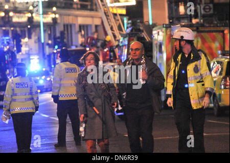 Shaftesbury Avenue, Londres, Royaume-Uni. 19 décembre 2013. Les gens à pied du théâtre Apollo s'effondrer. Au moins 80 personnes ont été blessées dans l'incident. Crédit : Matthieu Chattle/Alamy Live News Banque D'Images