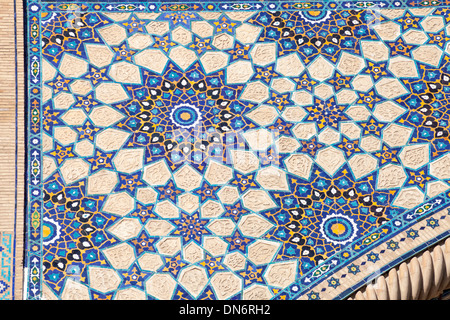 Sol carrelé/d'Ulugh Beg Madrasah, également connu sous le nom de Ulugbek Madrasah, place du Registan, Samarkand, Ouzbékistan Banque D'Images