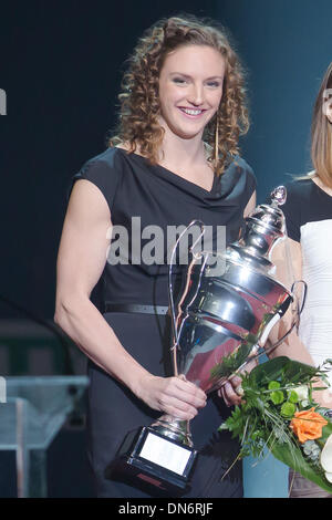 Budapest. 18Th Oct, 2013. La nageuse hongroise Katinka Hosszu pose avec le trophée de la sportive de l'année 2013. à Budapest le 19 décembre 2013. Journalistes sportifs hongrois ont choisi comme l'Katinka Hosszu sportive de l'année 2013. Credit : Attila Volgyi/Xinhua/Alamy Live News Banque D'Images