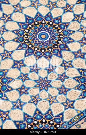 Sol carrelé/d'Ulugh Beg Madrasah, également connu sous le nom de Ulugbek Madrasah, place du Registan, Samarkand, Ouzbékistan Banque D'Images