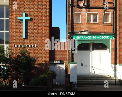 Emmanuel Church à côté de l'entrée de la mosquée Jami dans Southsea Portsmouth. Banque D'Images