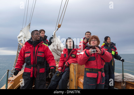 Les touristes sur un bateau d'observation des baleines dans la baie de Skjalfandi, Husavik (Islande). Banque D'Images