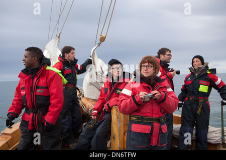 Les touristes sur un bateau d'observation des baleines dans la région de Skjalfandi Bay, de l'Islande. Banque D'Images