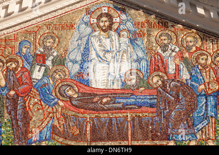 La mosaïque religieuse sur l'avant du Saint Orthodoxe Russe Ouspenski Sobor Cathédrale de l'Assomption, Tachkent, Ouzbékistan Banque D'Images