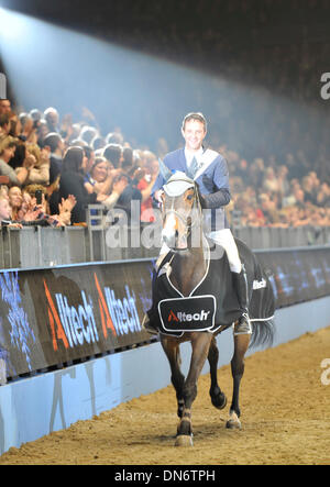 Londres, Royaume-Uni. 19 décembre 2013. . Olympia International Horse Show 16 Dec 22 Dec 2013. Le jeudi 19 décembre. Vainqueur Luca Maria Moneta (ITA) équitation Quova de vaisseaux de la Noël Alltech Puissance. Julie Badrick/Alamy Live News Banque D'Images