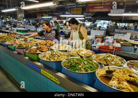 Curry thaïlandais extraordinaire au marché Thanin dans Chiang Mai, Thaïlande Banque D'Images