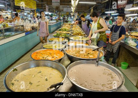 Curry thaïlandais extraordinaire au marché Thanin dans Chiang Mai, Thaïlande Banque D'Images
