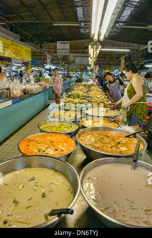 Curry thaïlandais extraordinaire au marché Thanin dans Chiang Mai, Thaïlande Banque D'Images