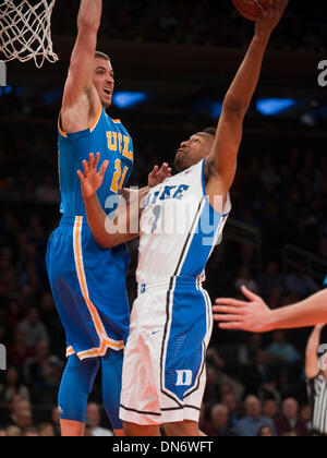 New York, New York, USA. Dec 19, 2013. L'avant du duc Jabari Parker (1) obtient encrassé essayer de tirer sur l'avant des Bruins Travis Porter (24) dans la première moitié pendant la CarQuest Auto Parts Pièces match entre les Bruins de UCLA et le Duke Blue Devils au Madison Square Garden de New York. © csm/Alamy Live News Banque D'Images