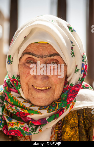 Une vieille femme ouzbek avec dents en or, Shakhrisabz, Ouzbékistan Banque D'Images