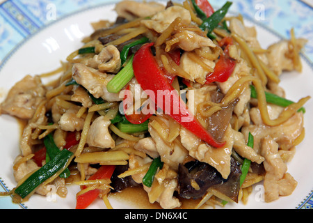 La photo Sauté de poulet au gingembre dans le plat. Banque D'Images