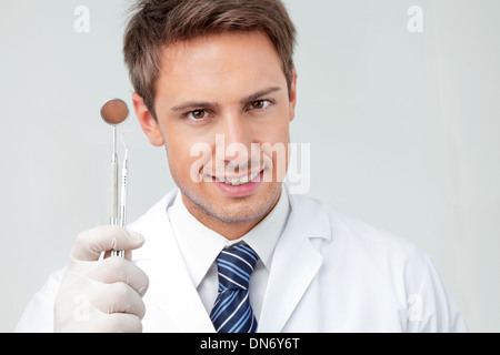 Dentiste Holding Miroirs inclinable et Carver Banque D'Images