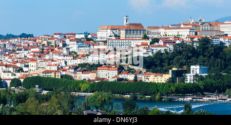 Vue de la vieille ville et l'Université sur la rivière Mondego, Coimbra, Portugal, Province de Beira Banque D'Images