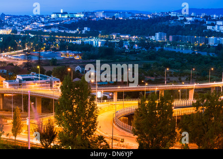 Vue nocturne de la vieille ville et l'Université sur la rivière Mondego, Coimbra, Portugal Banque D'Images