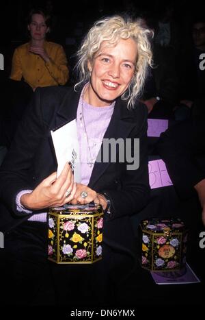 4 novembre 1998 - K13954RH.ANNA SUI PRINTEMPS 1999 COLLECTION À LA TENTE BRYANT PARK NEW YORK CITY 11-04-1998.Ellen von Unwerth. ROSE HARTMAN-(PHOTOS Image : © Crédit Photos Globe/ZUMAPRESS.com) Banque D'Images