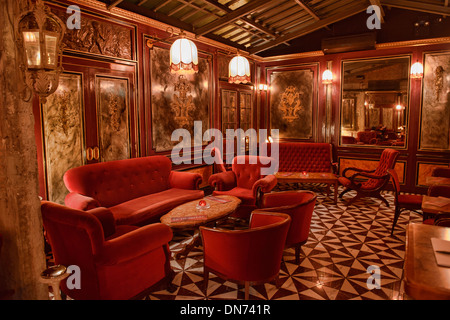 Le Derriere, intime du champagne français et l'absinthe bar à Bangkok, Thaïlande Banque D'Images