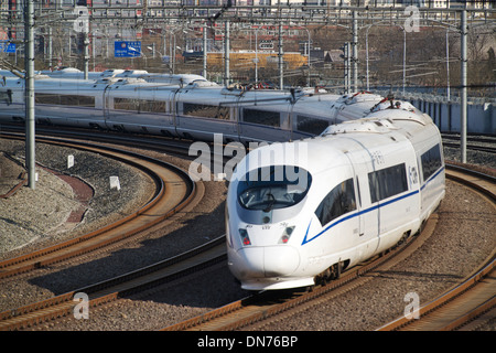 Un train à grande vitesse va passer en gare sud de Beijing, à Beijing, en Chine. 15-Déc-2013 Banque D'Images