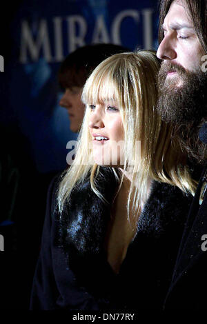 1er janvier 1980 - K34541TR 2/2/04.PREMIERE DE MIRACLE''''.LE EL CAPITAN THEATRE 6838 Hollywood Blvd..HOLLYWOOD CA..Kate Hudson et Chris Robinson. TOM RODRIGUEZ/ 2004.(Image Crédit : © Globe Photos/ZUMAPRESS.com) Banque D'Images