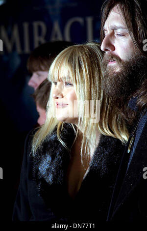 1er janvier 1980 - K34541TR 2/2/04.PREMIERE DE MIRACLE''''.LE EL CAPITAN THEATRE 6838 Hollywood Blvd..HOLLYWOOD CA..Kate Hudson et Chris Robinson. TOM RODRIGUEZ/ 2004.(Image Crédit : © Globe Photos/ZUMAPRESS.com) Banque D'Images