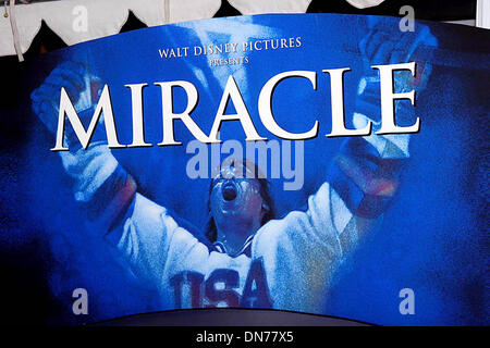 1er janvier 1980 - K34541TR 2/2/04.PREMIERE DE MIRACLE''''.LE EL CAPITAN THEATRE 6838 Hollywood Blvd..HOLLYWOOD CA..film de l'affiche. TOM RODRIGUEZ/ 2004.(Image Crédit : © Globe Photos/ZUMAPRESS.com) Banque D'Images