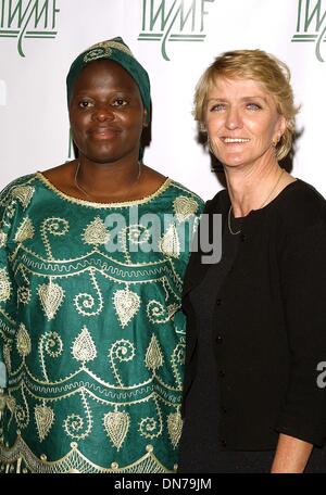 24 octobre 2002 - Los Angeles, CA, USA - SANDRA NVAIRA ET Kathy Gannon ..K26857TR INTERNATIONAL WOMEN'S MEDIA FOUNDATION'S COURAGE EN JOURNALISME AWARDS (EN HOMMAGE AUX FEMMES JOURNALISTES).Regent Beverly Wilshire Hotel, Los Angeles, CA.24 octobre 2002. TOM RODRIGUEZ/(2002 Image Crédit : © Globe Photos/ZUMAPRESS.com) Banque D'Images