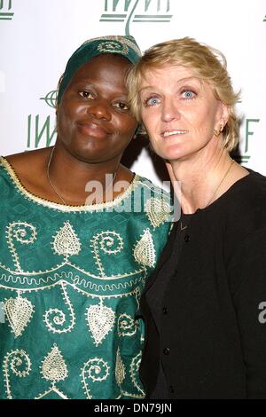 24 octobre 2002 - Los Angeles, CA, USA - SANDRA NVAIRA ET Kathy Gannon ..K26857TR INTERNATIONAL WOMEN'S MEDIA FOUNDATION'S COURAGE EN JOURNALISME AWARDS (EN HOMMAGE AUX FEMMES JOURNALISTES).Regent Beverly Wilshire Hotel, Los Angeles, CA.24 octobre 2002. TOM RODRIGUEZ/(2002 Image Crédit : © Globe Photos/ZUMAPRESS.com) Banque D'Images