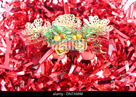 Ruban Rouge et boîte-cadeau pour Noël ou Nouvel an. Banque D'Images