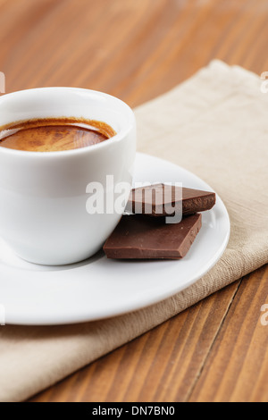 D'espresso fraîchement préparés avec du chocolat, on wooden table Banque D'Images