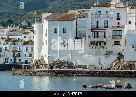 Le blanc, l'artiste en bord de ville de Cadaques, péninsule du Cap de Creus, Costa Brava, Catalogne, Espagne Banque D'Images