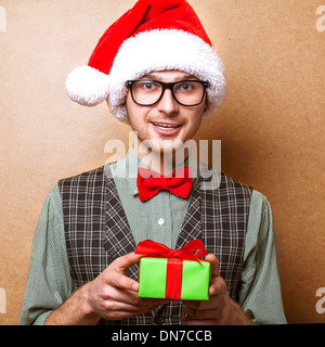 Hipster au Père Noël vêtements avec le fort présent Banque D'Images