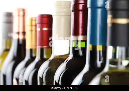 Les bouteilles de vin dans une rangée isolé sur fond blanc Banque D'Images
