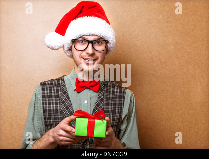 Hipster au Père Noël vêtements avec le fort présent Banque D'Images