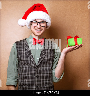 Image lumineuse de handsome man holding gift boxes Banque D'Images