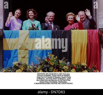 8 mai, 2001 - Anvers, Belgique - Anvers, Belgique, le 9 mai 2001-La Princesse Victoria de Suède, la Reine Silvia de Suède, le Roi Carl XVI Gustaf de Suède, la reine Paola de Belgique, et le roi Albert de Belgique, saluer la foule depuis le balcon de l'Hôtel de Ville à la Grand Place d'Anvers, le mercredi.Â© JOCK FISTICK IMAPRESS/(Image Crédit : © Globe Photos/ZUMAPRESS.com) Banque D'Images