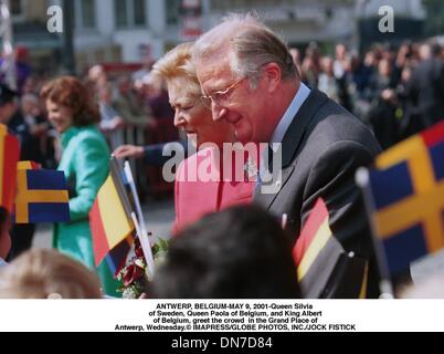 8 mai, 2001 - Anvers, Belgique - Anvers, Belgique, le 9 mai 2001-La Reine Silvia de Suède, la reine Paola de Belgique, et le roi Albert de Belgique, saluer la foule dans la Grand Place d'Anvers, le mercredi.Â© JOCK FISTICK IMAPRESS/(Image Crédit : © Globe Photos/ZUMAPRESS.com) Banque D'Images