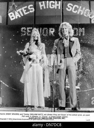 13 juillet 2001 - UNE SCÈNE DU FILM ''CARRIE''.SISSY SPACEK ET WILLIAM KATT.FOURNI PAR SMP/(Image Crédit : © Globe Photos/ZUMAPRESS.com) Banque D'Images