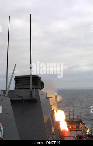 16 octobre 2002 - 021016-N-0000X-001.en mer à bord du USS Stethem (DDG 63) 16 octobre 2002 -- UN U.S. Navy Ã'TomahawkÃ" lance un missile de croisière de la classe Arleigh Burke•destroyerÃ-missiles s système de lancement vertical à la Naval Air Systems Command (Navair) western test range complexe. Cette épreuve fait partie du système de contrôle d'armes Tomahawk Tactique (TTWCS) évaluation technique pr Banque D'Images